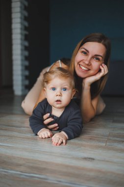 Bir anne küçük oğlunu kollarına alır. Bir anne oğluyla oynar. Çocuk ve anne birlikte vakit geçiriyorlar..