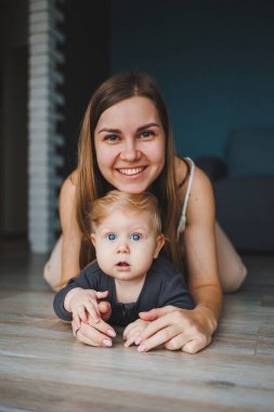 Bir anne küçük oğlunu kollarına alır. Bir anne oğluyla oynar. Çocuk ve anne birlikte vakit geçiriyorlar..