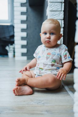 Evde oynayan ve gülen sevimli küçük bir çocuk. Neşeli çocuk gülüyor. Duygusal bir çocuk.