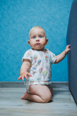 Evde oynayan ve gülen sevimli küçük bir çocuk. Neşeli çocuk gülüyor. Duygusal bir çocuk.