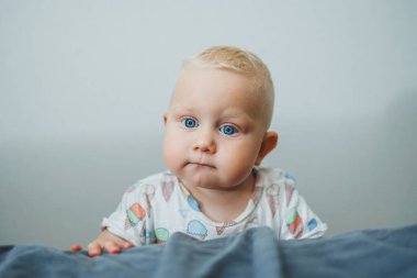 Evde oynayan ve gülen sevimli küçük bir çocuk. Neşeli çocuk gülüyor. Duygusal bir çocuk.