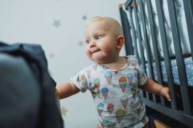 Evde oynayan ve gülen sevimli küçük bir çocuk. Neşeli çocuk gülüyor. Duygusal bir çocuk.