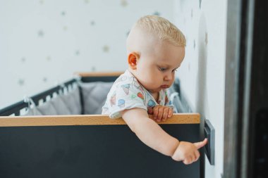 Evde oynayan ve gülen sevimli küçük bir çocuk. Neşeli çocuk gülüyor. Duygusal bir çocuk.