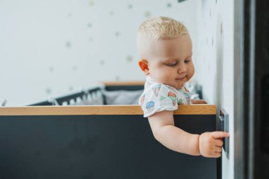 Evde oynayan ve gülen sevimli küçük bir çocuk. Neşeli çocuk gülüyor. Duygusal bir çocuk.