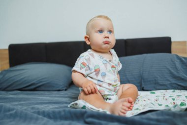 Evde oynayan ve gülen sevimli küçük bir çocuk. Neşeli çocuk gülüyor. Duygusal bir çocuk.