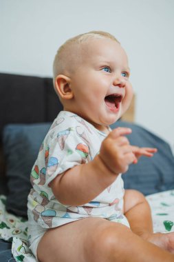 Evde oynayan ve gülen sevimli küçük bir çocuk. Neşeli çocuk gülüyor. Duygusal bir çocuk.