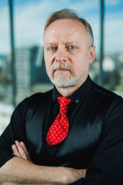 Sakallı, tişört giyen gülümseyen son sınıf öğrencisinin portresi. Modern kıdemli hipster bir film için poz veriyor..