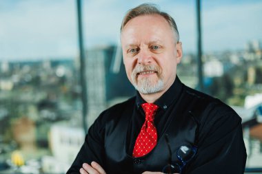 Sakallı, tişört giyen gülümseyen son sınıf öğrencisinin portresi. Modern kıdemli hipster bir film için poz veriyor..