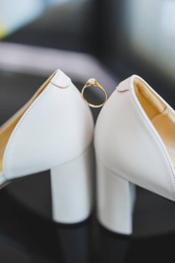 Gelin için aksesuar ayrıntıları. Kadınlar için düğün detayları