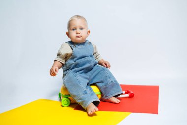 Küçük şirin çocuk bavuluyla oynuyor. Çantası olan küçük bir turist. Seyahat kavramı.