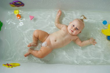 Evde banyoda bir bebek yıkıyorum. Bebeğin kişisel hijyeni. Bebeğin cildine dikkat et..