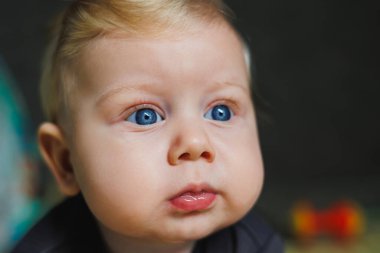 Mavi gözlü bebek, yakın plan. Bir bebeğin mavi gözleri.