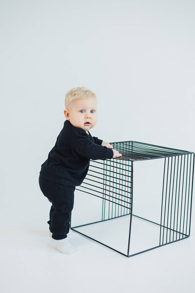 Восьмимесячный ребенок неподвижно стоит у опоры. Ребенок учится стоять. Развитие ребенка.