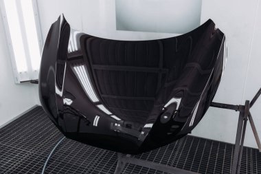 Araba parçalarını boyuyorum. Yeni araba parçaları üretimi. Arabanın metal parçası..