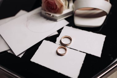 Gelin için detaylar. Gelinin aksesuarlı yeni evliler için alyans. Değerli alyanslar.