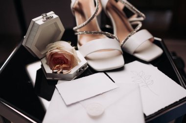 Gelin için detaylar. Gelinin aksesuarlı yeni evliler için alyans. Değerli alyanslar.