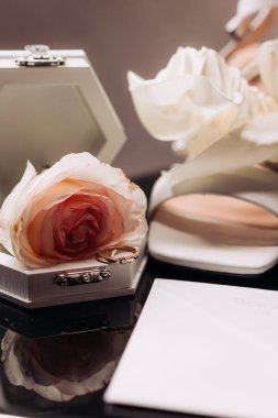 Gelin için aksesuar ayrıntıları. Kadınlar için düğün detayları