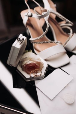 Gelin için detaylar. Gelinin aksesuarlı yeni evliler için alyans. Değerli alyanslar.