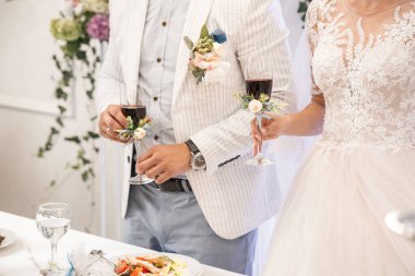 Gelin ve damat düğün günlerinde. Sevgi dolu bir çiftin kucaklaşmaları, el ele tutuşmaları.