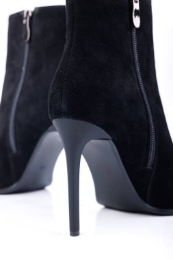 Siyah kadınların yüksek topuklu çizmeleri beyaz arka planda izole edilmiş. Kadınlar klasiği, bahar, sonbahar çizmeleri..