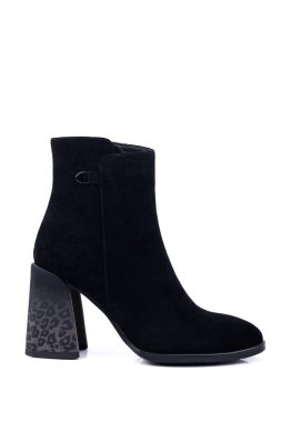 Beyaz arka planda izole edilmiş, deriden yüksek topuklu siyah kadın deri çizmeleri. Kadınların modaya uygun klasik bahar-sonbahar çizmeleri..