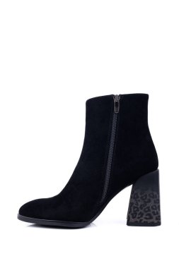 Beyaz arka planda izole edilmiş, deriden yüksek topuklu siyah kadın deri çizmeleri. Kadınların modaya uygun klasik bahar-sonbahar çizmeleri..