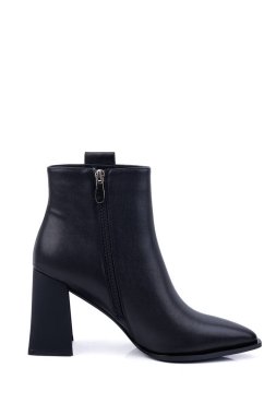 Beyaz arka planda izole edilmiş, deriden yüksek topuklu siyah kadın deri çizmeleri. Kadınların modaya uygun klasik bahar-sonbahar çizmeleri..