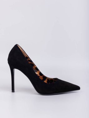 Beyaz arka planda izole edilmiş deri topuklu siyah kadın ayakkabıları. Kadınların şık klasik ayakkabıları.