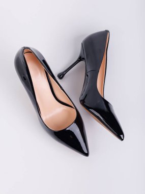 Beyaz arka planda izole edilmiş deri topuklu siyah kadın ayakkabıları. Kadınların şık klasik ayakkabıları.