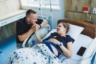 Genç bir kadında doğumun başlangıcı. Doğum sırasında bir adama destek olmak. Doğum partneri. Doğum odası..