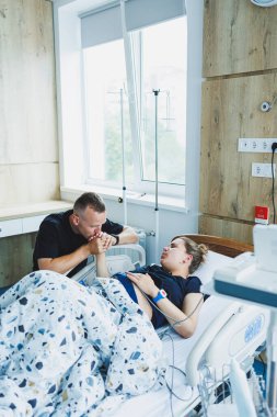 Genç bir kadında doğumun başlangıcı. Doğum sırasında bir adama destek olmak. Doğum partneri. Doğum odası..