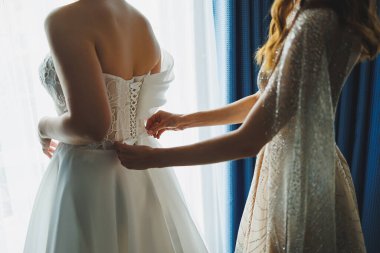 Gelin, arkadaşları gelinliğini mükemmel hale getirmek için can atarken hazırlanıyor.