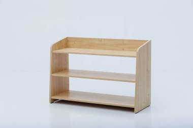 Çeşitli nesneleri etkili bir şekilde düzenlemek ya da zarifçe sergilemek için mükemmel olan basit bir ahşap raf ünitesi.