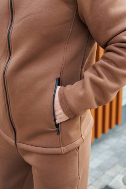 Kahverengi takım elbiseli bir adam. Soğuk yürüyüşler için erkek postu. Erkek modası.