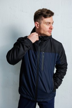 Şık ve şık bir erkek, çeşitli açık hava aktiviteleri için ideal bir ceket giyer.