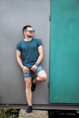 Havalı güneş gözlüğü takan, ılık bir yaz gününde serin bir hava yayan bir adam.