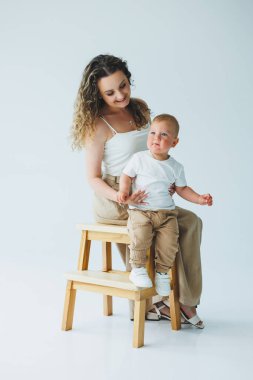 Yürek ısıtan bir anne ve tapılası bebeğinin parlak bir stüdyoda keyifle vakit geçirdiği bir sahne.