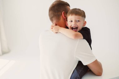Keyifli ve eğlenceli bir an. Bir baba ve oğlu yakalamak. Kahkaha, sevgi ve mutluluğu neşeyle paylaşmak.