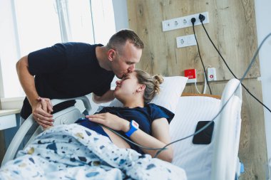 Karı kocanın doğum partneri. Doğumhanede evli bir çift bir çocuğun doğumuna hazırlanıyor. Koca, çocuğunun doğumu sırasında karısına destek olur..