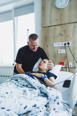 Karı kocanın doğum partneri. Doğumhanede evli bir çift bir çocuğun doğumuna hazırlanıyor. Koca, çocuğunun doğumu sırasında karısına destek olur..