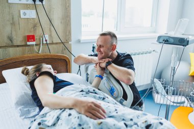 Karı koca doğum odasında bir çocuğun doğumuna hazırlanıyorlar. Koca, doğum sırasında karısına destek oluyor. Kadın kocasının huzurunda doğum yapıyor.