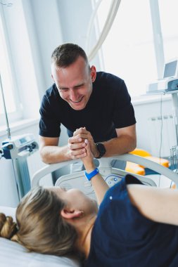 Doğum odasında bir çocuk doğurmaya hazırlanan mutlu aile çifti. Kadın yatakta yatıyor ve bir çocuk doğuruyor. İlgili bir koca, doğum sırasında karısına destek olur..