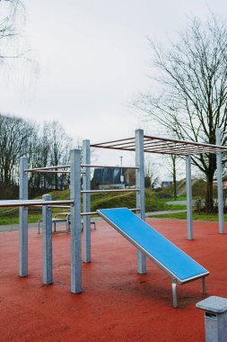 Ortasında ziyaretçiler için mükemmel bir dinlenme yeri sağlayan parlak mavi bir bankın yer aldığı canlı bir oyun alanı var.