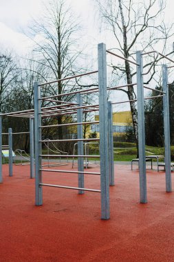 Etrafı bereketli ağaçlarla çevrili çok sayıda bar ve yapıya sahip canlı bir oyun alanı var. Bu alana doğal bir his katıyor.