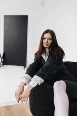 Modern ve şık bir ofis ortamında şık bir kadını gösteren şık bir profesyonel portre.