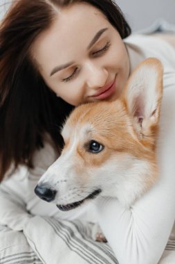 Bu, bir kadın ve onun dostu Corgi arasındaki derin sevgiyi güzel bir şekilde gösteren yürek ısıtan bir etkileşimdir.