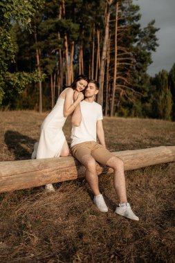 Romantik bir çift tamamen dalmış, dingin ve sakin bir anın tadını çıkarıyor. Etrafı yemyeşil ağaçlarla çevrili.