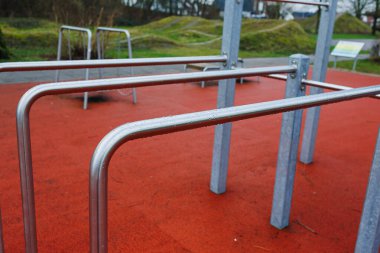 Dayanıklı, yüksek kaliteli paslanmaz çelik çubuklar. Doğal park ortamında vücut ağırlığı çalışması için özel olarak dizayn edilmiş.