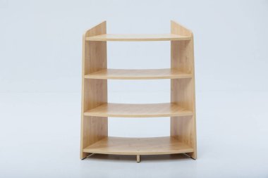 Kitaplarınızı düzenlemek ve dekoratif eşyalar sergilemek için mükemmel bir ahşap raf ünitesi.