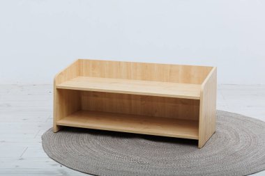 Bu, modern iç tasarımları geliştirmek için mükemmel açık depolama alanı olan parlak ahşap bir bank.